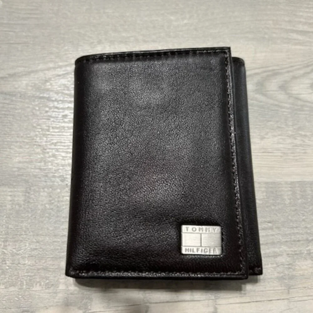 Tommy Hilfiger - NWOT Men's Dark Brown Trifold Leather Wallet & Valet